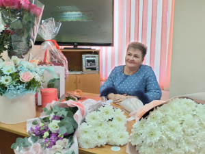 Коллектив детской поликлиники Нягани проводил на заслуженный отдых главного врача учреждения