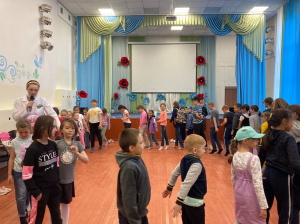 Специалисты Няганской городской детской поликлиники  профилактическую работу продолжают  в летних лагерях города.