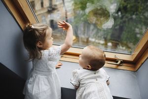  Как уберечь ребёнка от падения из окна