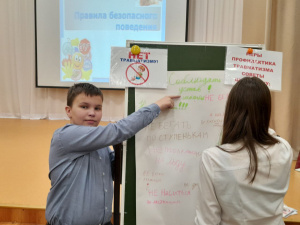 Акцию «Безопасное детство» провели специалисты детской поликлиники Нягани совместно с волонтерами - медиками