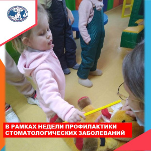 Сверху вниз, снизу вверх. Чистить зубы не ленись 