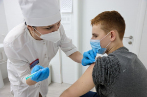 Без обследований: все, что надо знать о детской вакцинации от COVID-19