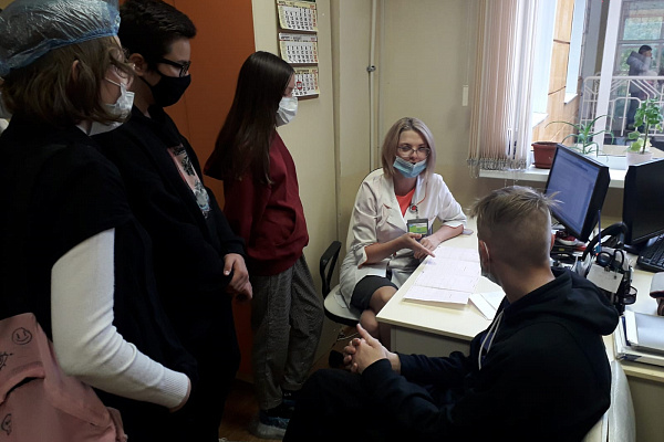 Специалисты Няганской городской детской поликлиники продолжают сотрудничество Центром профориентации  центральной городской библиотеки.