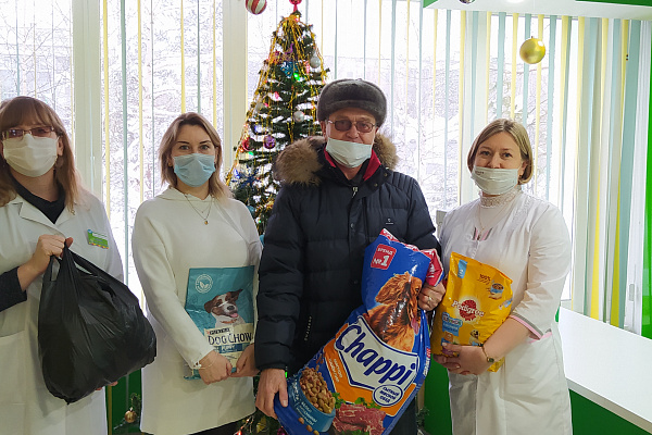 Сотрудники Няганской городской детской поликлиники приняли участие в Новогодней Неделе добра