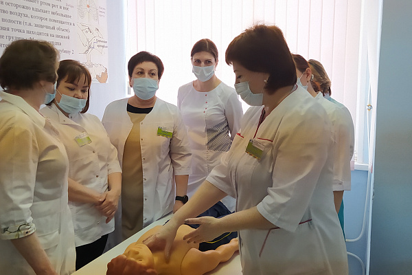Сотрудники медицинского учреждения регулярно отрабатывают реанимационные мероприятия в симуляционном кабинете