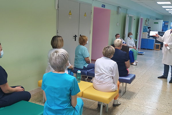 Психологи Няганской детской поликлиники провели для сотрудников и волонтеров - медиков  тематические беседы. 