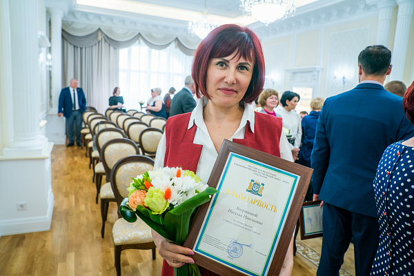 В честь Дня медицинского работника губернатор Югры Наталья Комарова вручила награды сотрудникам сферы здравоохранения. 