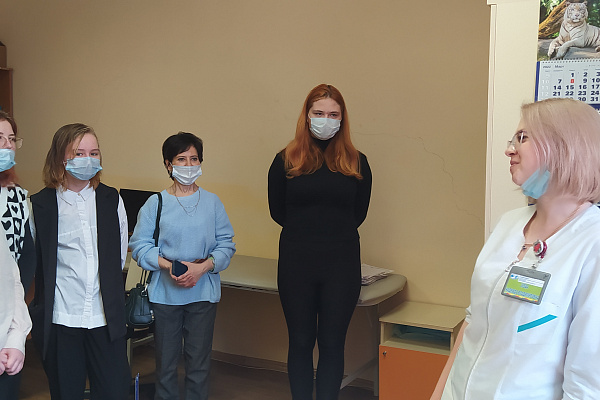 Специалисты детской поликлиники Нягани продолжают профориентационную работу со школьниками