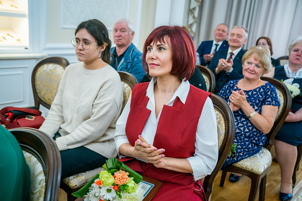 В честь Дня медицинского работника губернатор Югры Наталья Комарова вручила награды сотрудникам сферы здравоохранения. 