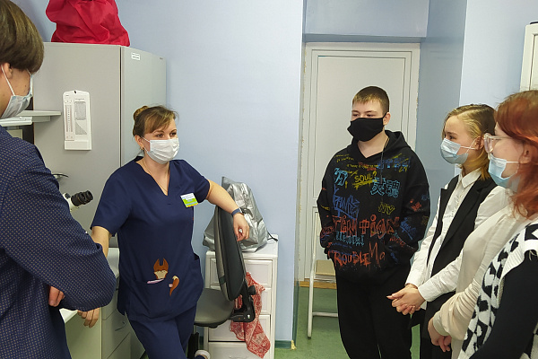 Специалисты детской поликлиники Нягани продолжают профориентационную работу со школьниками
