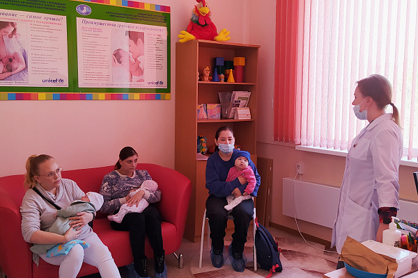 Психологи детской поликлиники Нягани беседуют с родителями и коллегами на тему аутизма у детей