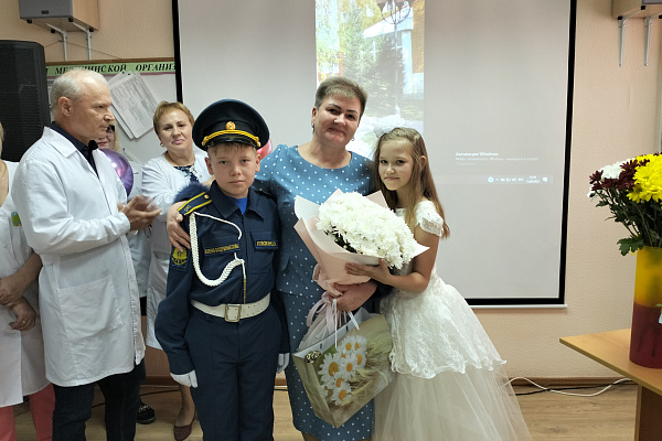 Коллектив детской поликлиники Нягани проводил на заслуженный отдых главного врача учреждения