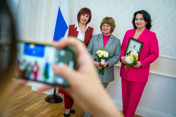 В честь Дня медицинского работника губернатор Югры Наталья Комарова вручила награды сотрудникам сферы здравоохранения. 