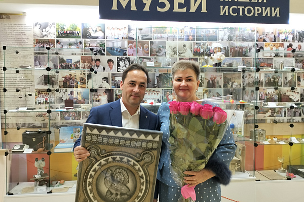 Коллектив детской поликлиники Нягани проводил на заслуженный отдых главного врача учреждения