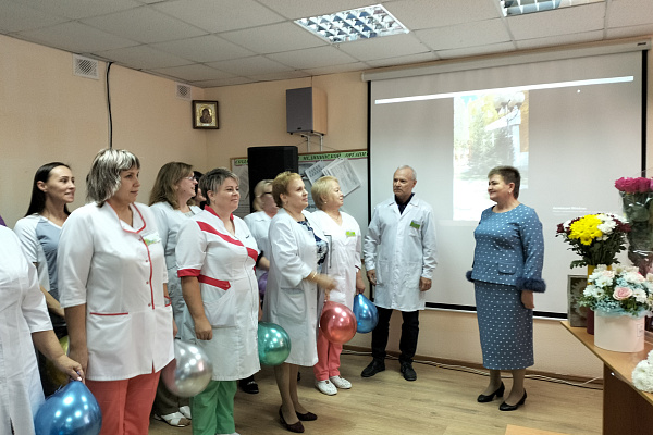 Коллектив детской поликлиники Нягани проводил на заслуженный отдых главного врача учреждения
