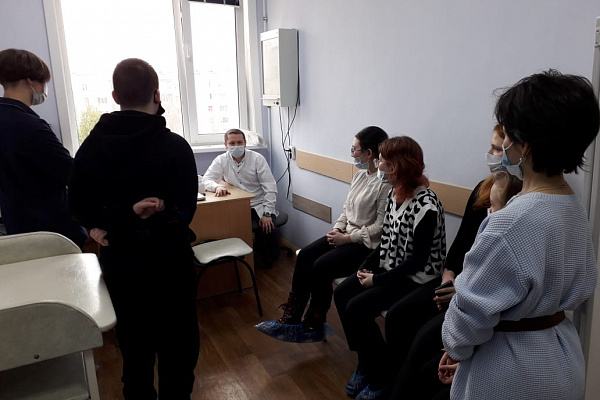 Специалисты детской поликлиники Нягани продолжают профориентационную работу со школьниками