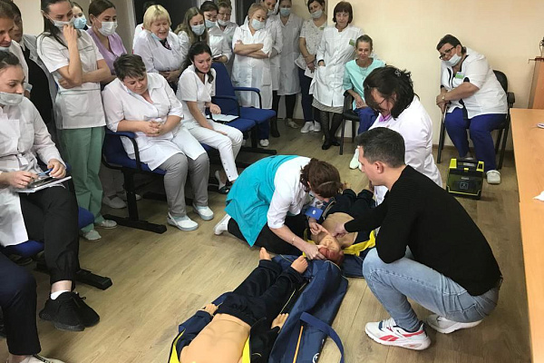 Занятие для сотрудников Няганской детской поликлиники провели коллеги из городской станции скорой помощи